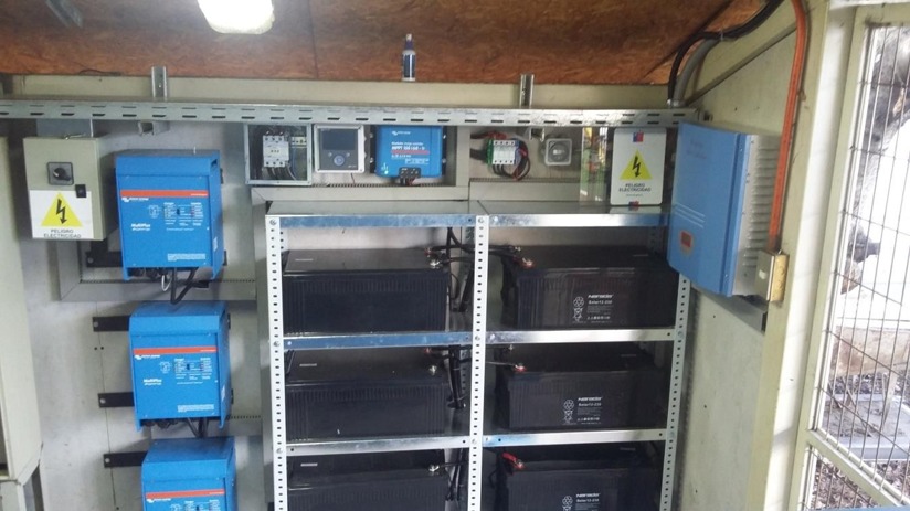 Banco de baterías y equipos de control de energía