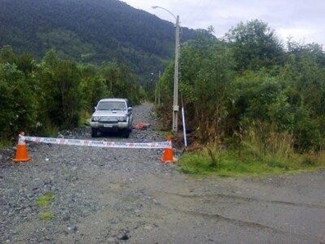 Zona de trabajo señalizada en un camino rural