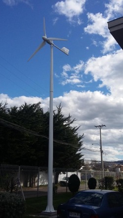 Aerogenerador instalado junto a un edificio
