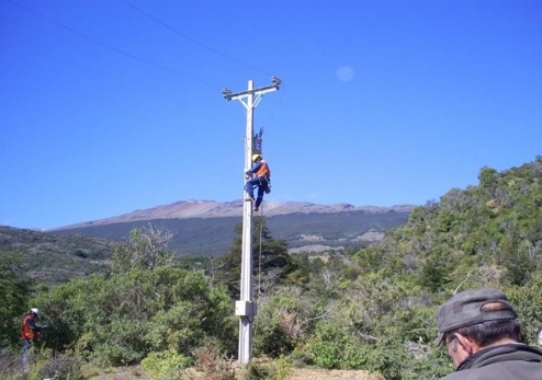 Trabajo en un poste eléctrico en terreno rural