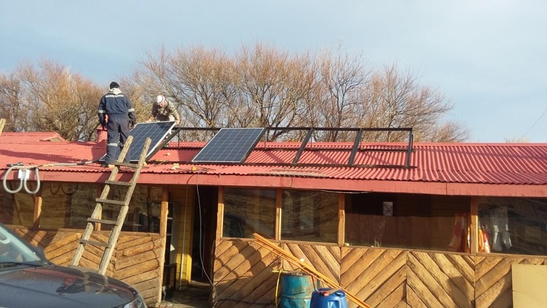 Montaje de paneles solares en el techo de una vivienda