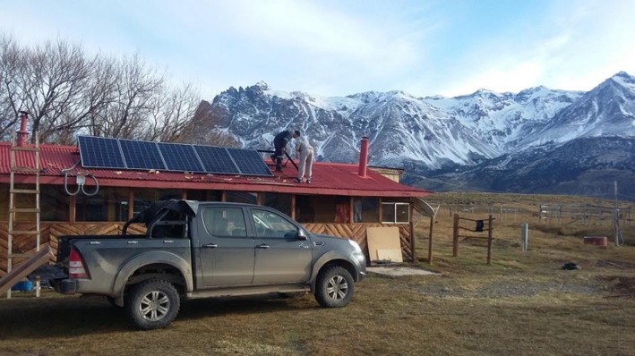Instalación solar en una vivienda frente a la cordillera