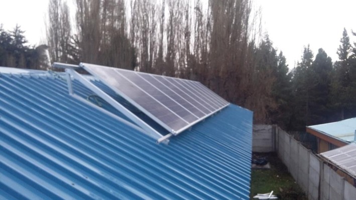 Paneles solares instalados sobre una cubierta azul