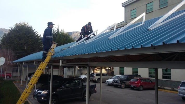 Instaladores trabajando en soportes solares sobre una cubierta